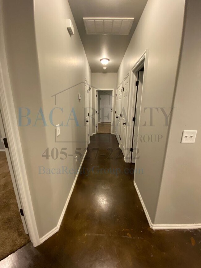 Building Photo - 3br 2ba duplex with 2 car garage!