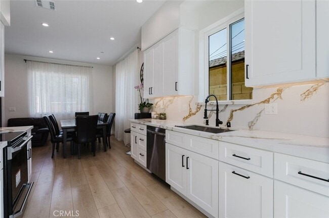 Building Photo - 13540 Hamlin St