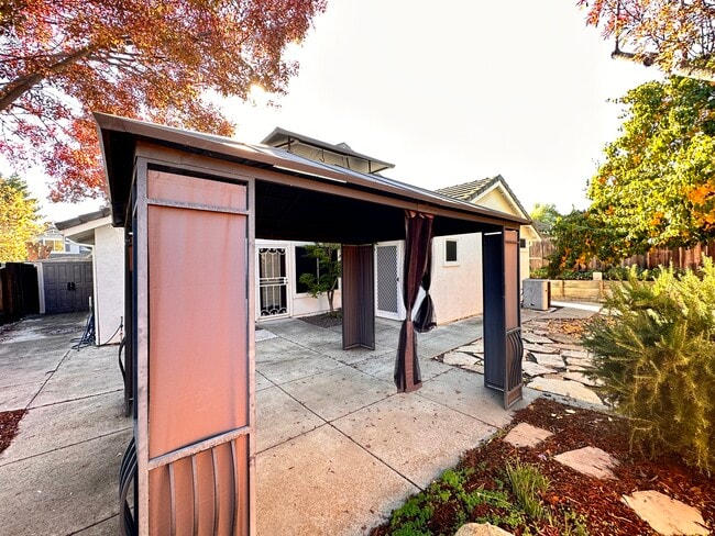 Building Photo - 4976 Mesa Ridge Dr