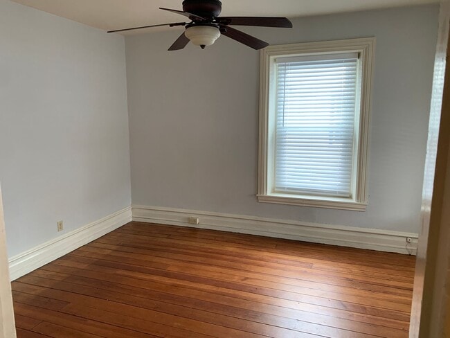 Building Photo - 3 Bedroom 1.5 Bathroom Emmaus Single in th...