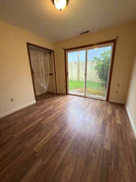 Building Photo - 2547 NE Holmes Rd