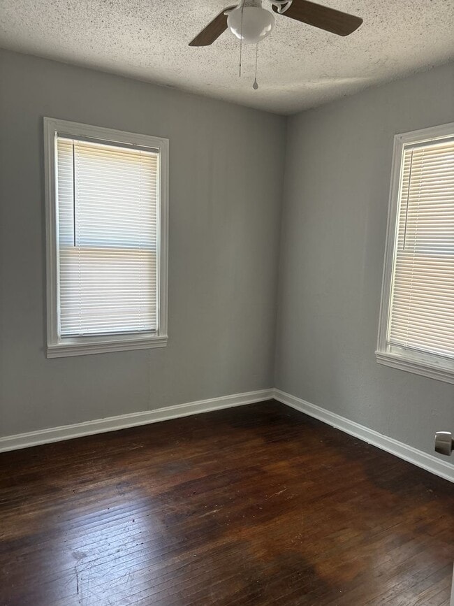 Building Photo - Cute 2 bedroom, 1 bath home in West Wichita