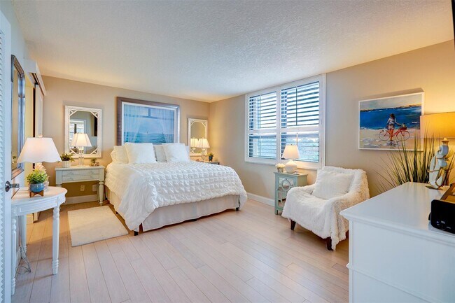 Building Photo - 5480 N Ocean Dr