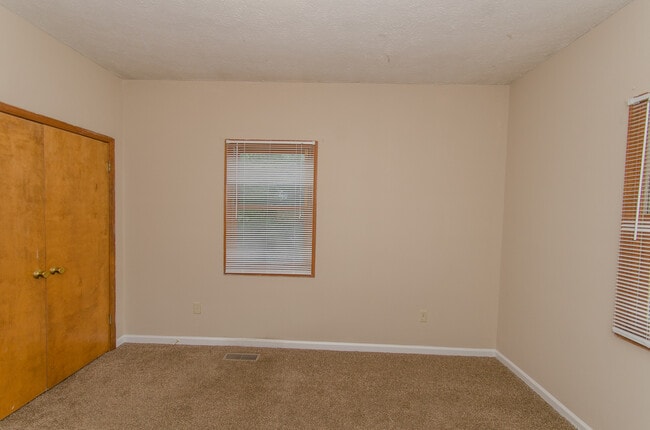 Building Photo - 4 bedroom, 1 bath home: Available July 2026!