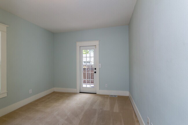 Building Photo - Updated and Fresh 3  Bedroom 2 Bath in Des...