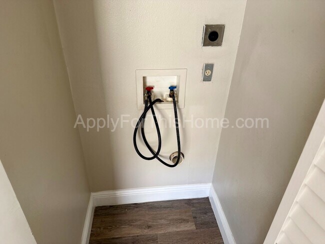 Building Photo - 2 Bedroom Apartment - Busch Gardens Area