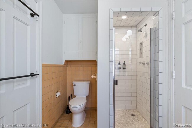 Building Photo - 18694 Oak Dr