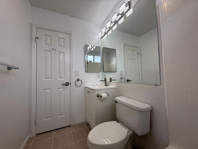 Building Photo - Upper Condo in Heart of North Park