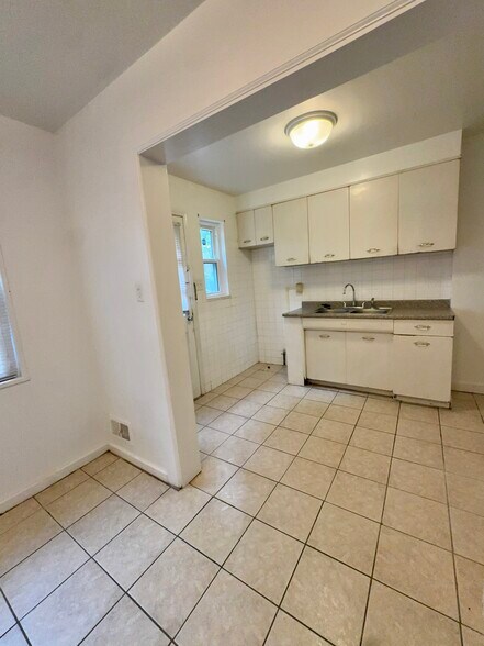 Building Photo - 825 N Raynor Ave