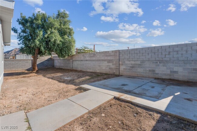 Building Photo - 6155 E Carey Ave