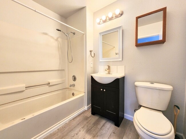 Building Photo - 3 Bedroom M Section Condo FOR RENT !