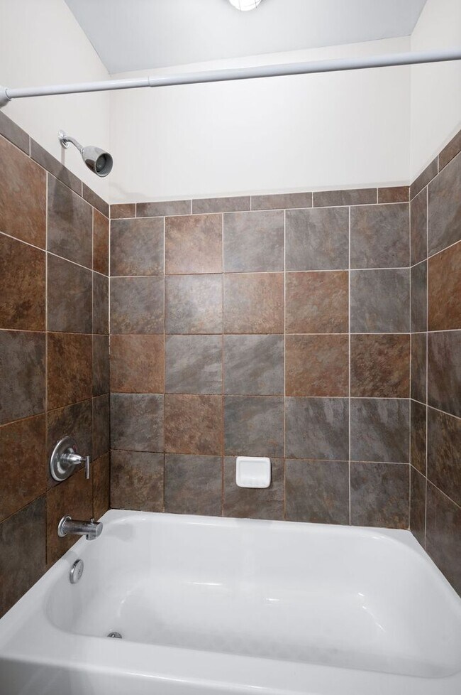 Building Photo - Spacious 3BR/2BA end unit at Bristol West ...