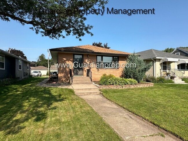 Building Photo - Nokomis Area Single Family Home, Very Clean, Dishwasher, 1 Car Garage, Available September