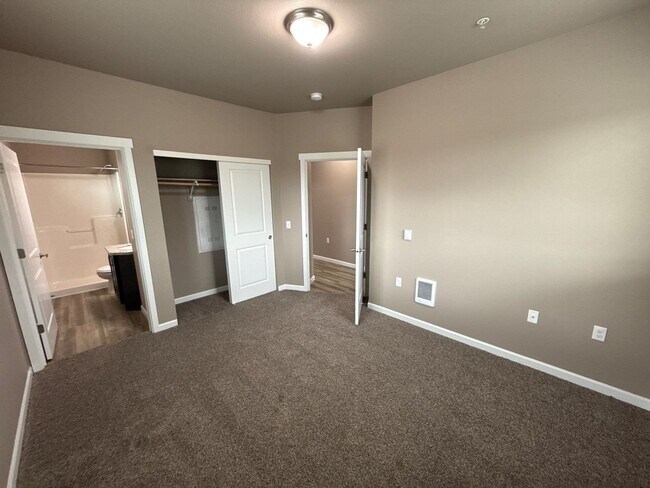 Building Photo - 4261 Hawthorne Ave NE