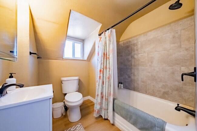 Building Photo - 170 E 100 N