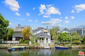 Building Photo - 411 Linnie Canal