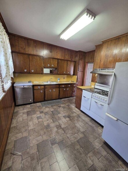 Building Photo - 69-35 Hessler Ave