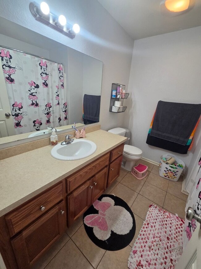 Building Photo - 4 Bedroom 3.5 Bathroom Duplex