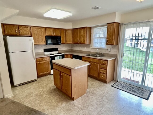 Building Photo - 136 Hiddenwood Dr