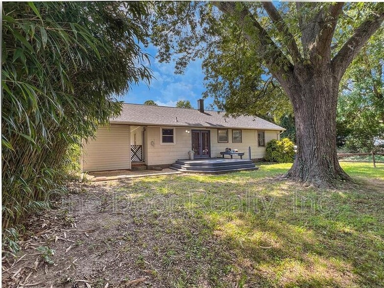 Building Photo - 703 Maupin Pl