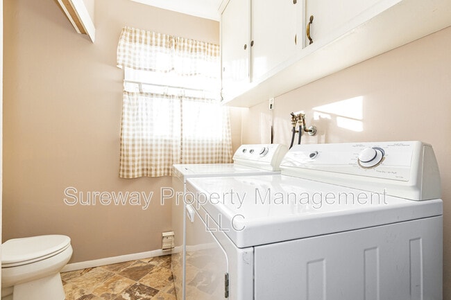 Building Photo - 49 Westport Dr