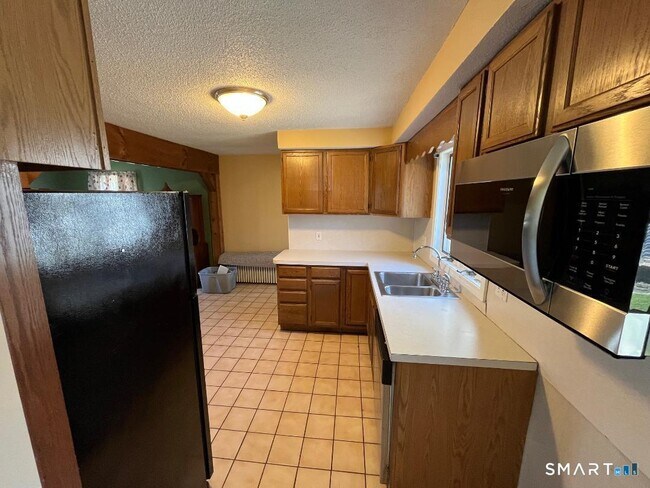 Building Photo - 138 Mountain St