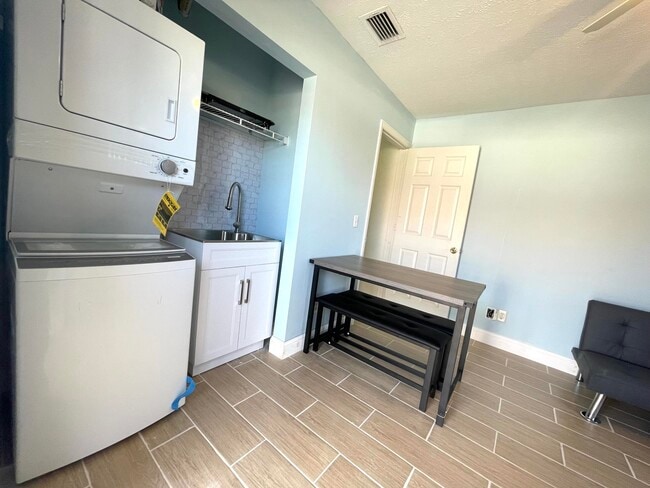 Building Photo - 5753 SE Mercedes Ave