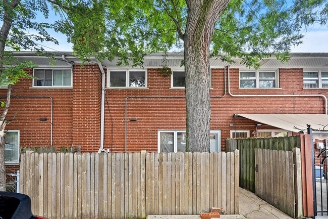 Building Photo - 1715 W Thome Ave