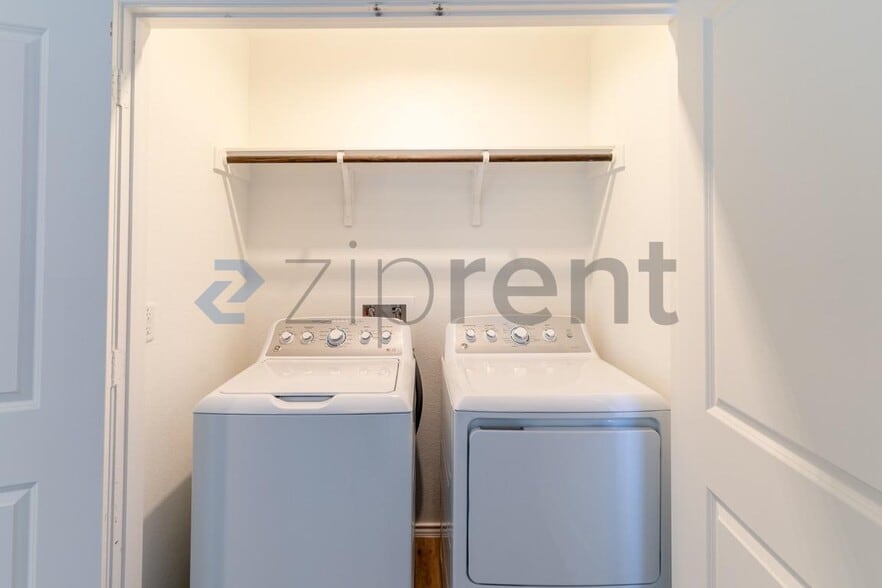 Building Photo - Unit