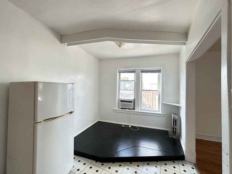 Building Photo - 2462 N Linden Pl