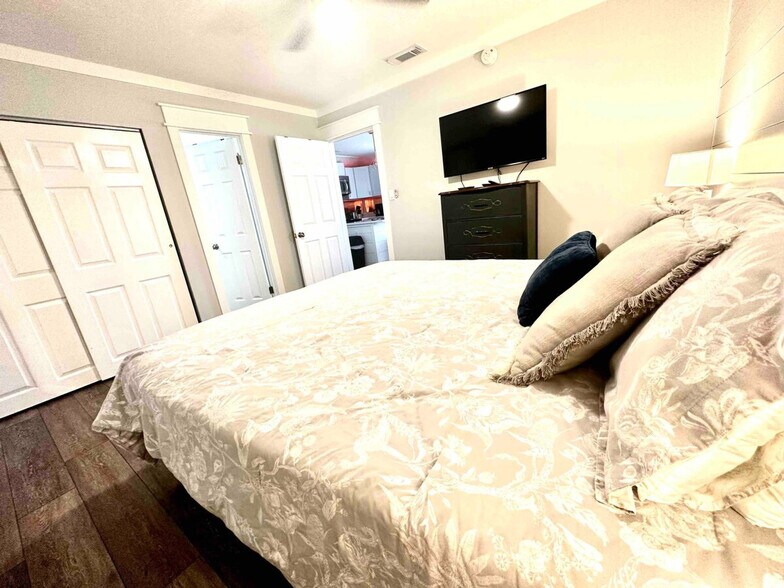 Building Photo - 4000 Gulf Terrace Dr