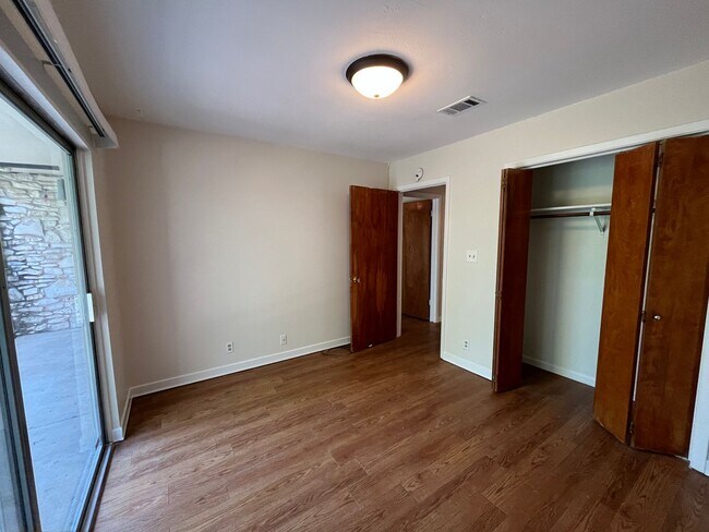 Building Photo - Freshly Updated Condo