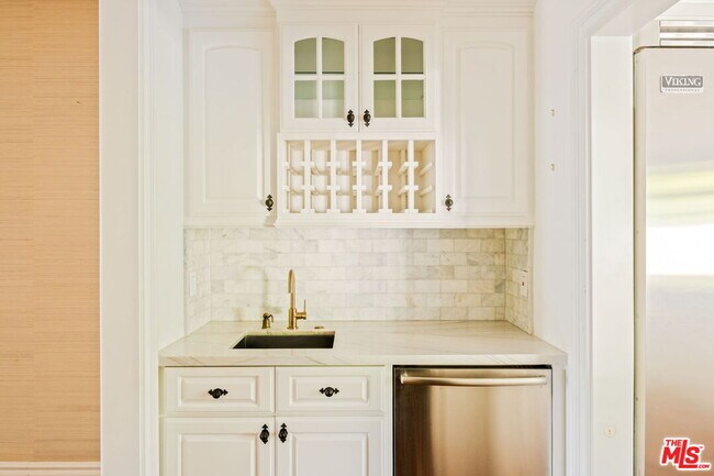 Building Photo - 765 N Almar Ave