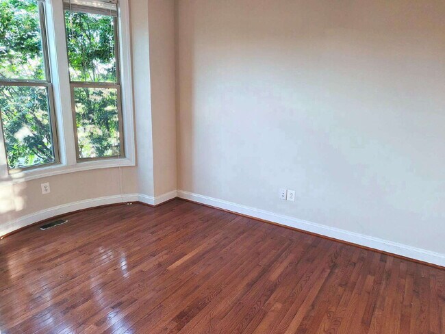 Building Photo - Luxurious Single-Family Home in Vibrant One Loudoun!