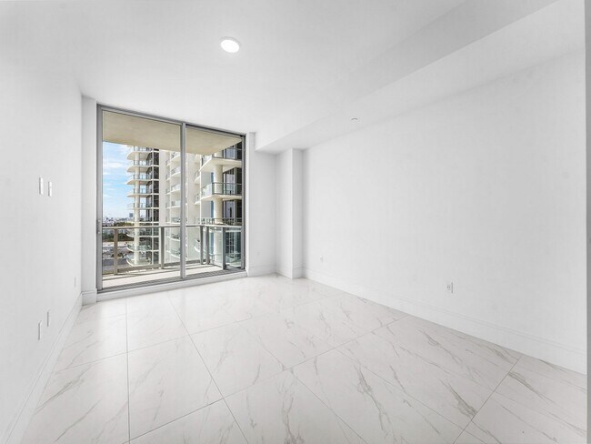 Building Photo - 220 Lake Shore Dr