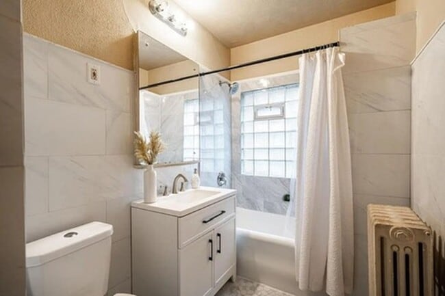 Building Photo - Amazing 5-Bedroom, 2.5 Bathroom Updated Ho...