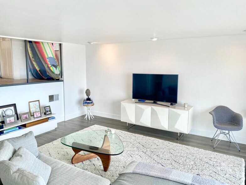 Living Room - 18203 Coastline Dr