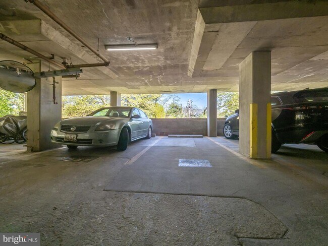 Building Photo - 10101 Grosvenor Pl