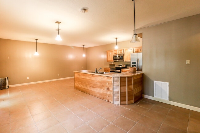 Building Photo - Beautiful 3 bedroom, 3 bath,  mother-in-law sweet with full kitchen in lower level.