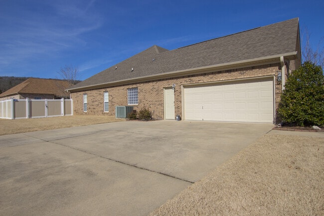 Building Photo - Exquisitely Maintained Home in the Coveted Goldsmith - Schiffman/ Hsv High school