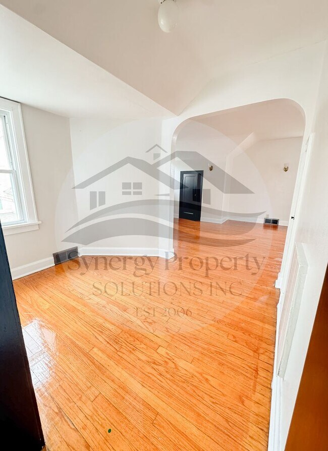 Building Photo - Bartley Ave 46 - 46 1/2