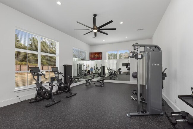 Building Photo - Luxury Living with Up to 8 Weeks Free!