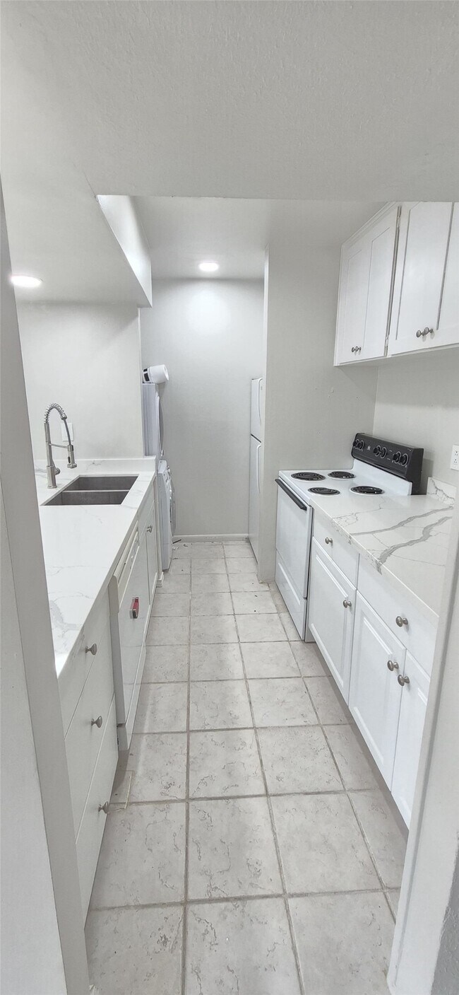 Building Photo - 5343 Richmond Ave