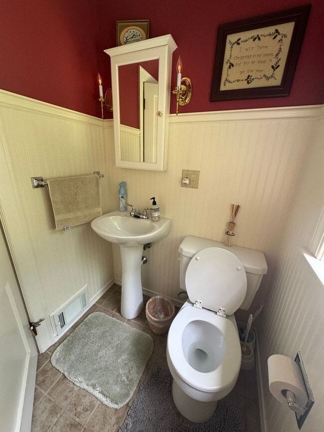 Building Photo - Beautifully Furnished Three Bedroom Home