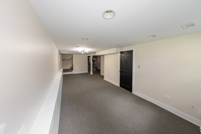 Building Photo - Beautiful 4 Bed 2 Bath home in the heart of Irving Park!