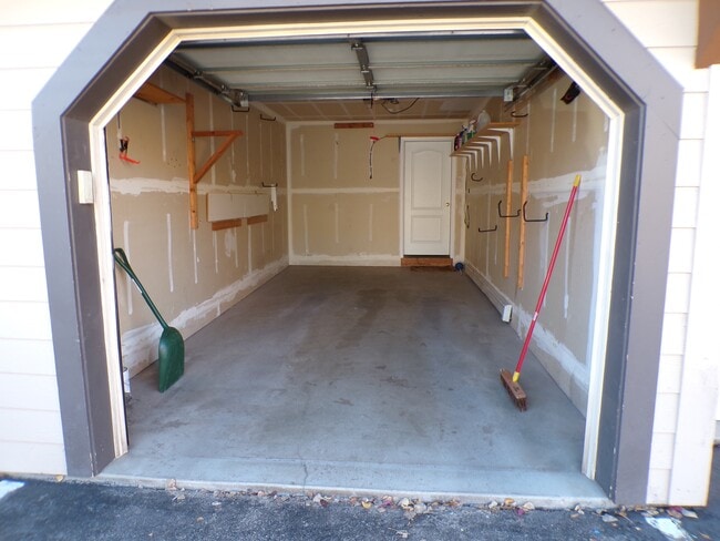 Building Photo - 1902 Crazy Horse Cir