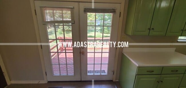 Building Photo - Spacious Shawnee Duplex-Available in SEPTE...