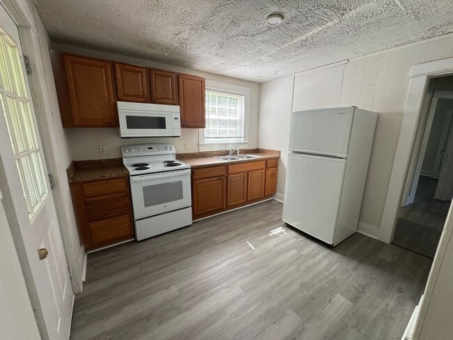 Building Photo - MINUTES TO DOWNTOWN FREDERICKSBURG - 2 BEDROOM COTTAGE