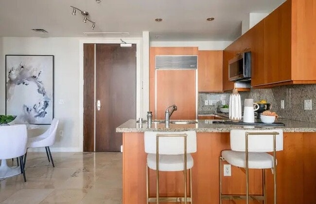 Building Photo - 550 Front St