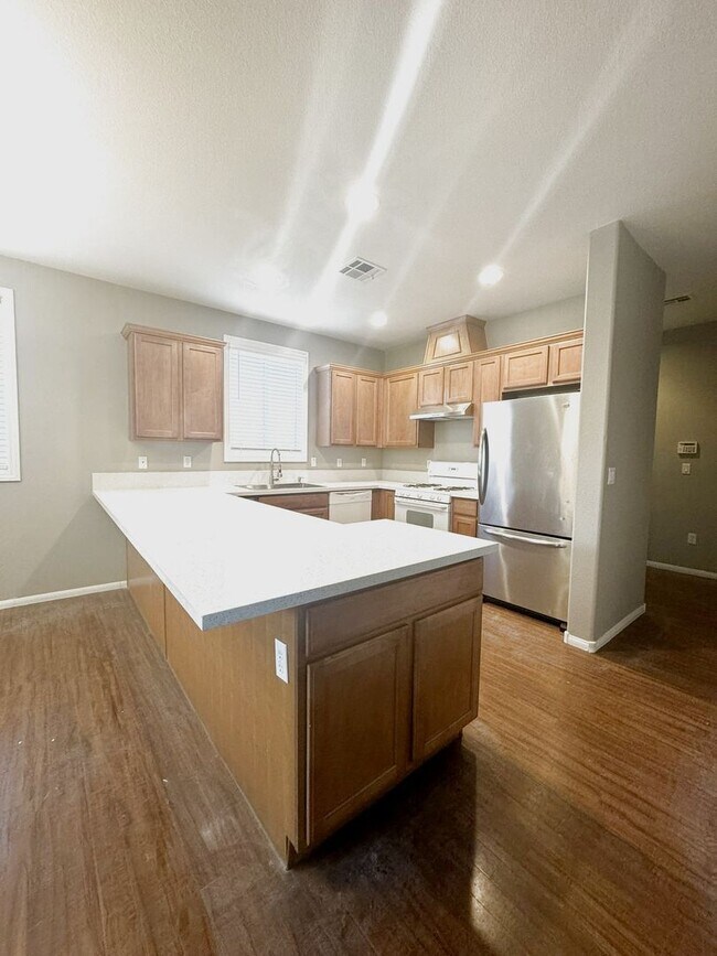 Building Photo - Vaulted Ceiling Home, Gated Community w/ P...